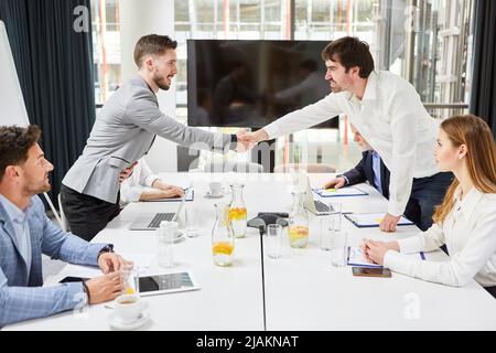 Geschäftspartner geben sich beim Treffen als Konzept für Zusammenarbeit und Deal die Hände Stockfoto
