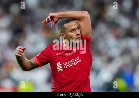 Saint Denis, Frankreich. 28.. Mai 2022. Thiago Alcantara vom FC Liverpool gedeutet während des UEFA Champions League-Finales zwischen dem FC Liverpool und dem FC Real Madrid am 28. Mai 2022 im Stade de France in Paris, Frankreich. Kredit: Giuseppe Maffia/Alamy Live Nachrichten Stockfoto