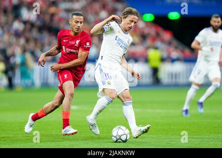 Saint Denis, Frankreich. 28.. Mai 2022. Thiago Alcantara vom FC Liverpool und Luka Modric von Real Madrid CF treten beim UEFA Champions League Finale zwischen dem FC Liverpool und Real Madrid CF am 28. Mai 2022 im Stade de France in Paris, Frankreich, um den Ball an. Kredit: Giuseppe Maffia/Alamy Live Nachrichten Stockfoto