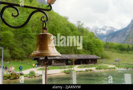 Alte Glocke hängt im Hafen, Königsee, Bayern Stockfoto