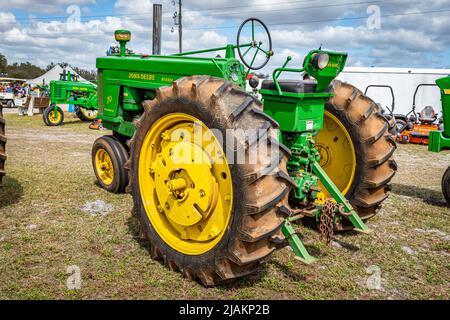 Fort Meade, FL – 23. Februar 2022: 1953 John Deere 70 Farm Tractor auf der lokalen Traktorenmesse. Stockfoto