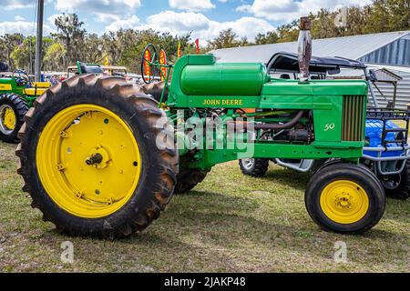 Fort Meade, FL – 23. Februar 2022: 1953 John Deere 50 Farm Tractor auf der lokalen Traktorenmesse. Stockfoto