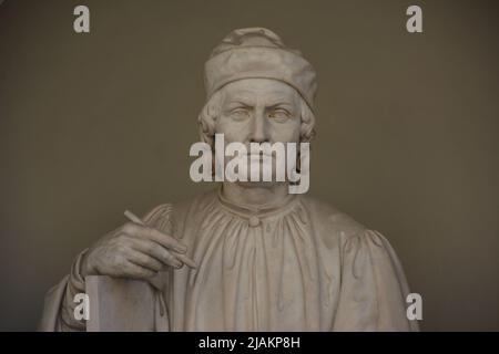 Piazza Duomo - die Statue, die Arnolfo di Cambio gewidmet ist, zeigt sein Werk Stockfoto