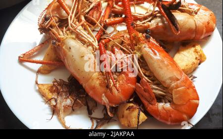 Frittierte riesige Süßwassergarnelen auf weißem Teller. Stockfoto