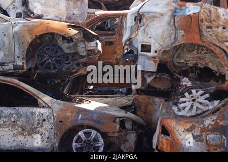 Autofriedhof. Verbrannte und gesprengte Autos. Autos beschädigt nach Beschuss durch russische Invasion. Krieg zwischen Russland und der Ukraine. Terroranschlag Bombe Shell. Katastrophengebiet irpin bucha. Stockfoto