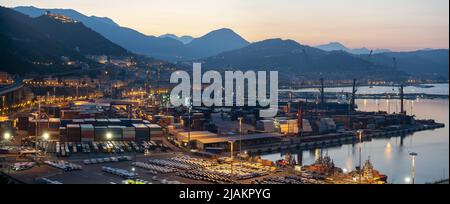 Salerno Seehafen bei Sonnenaufgang-Panorama Stockfoto