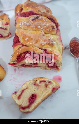 Süße hausgemachte Safran-Babka-Brioche mit Himbeeren Stockfoto