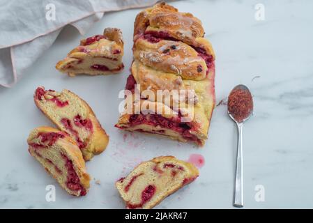 Süße hausgemachte Safran-Babka-Brioche mit Himbeeren Stockfoto