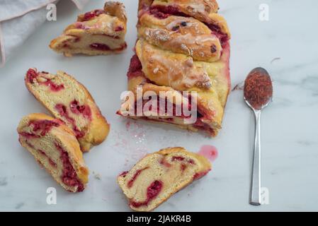 Süße hausgemachte Safran-Babka-Brioche mit Himbeeren Stockfoto