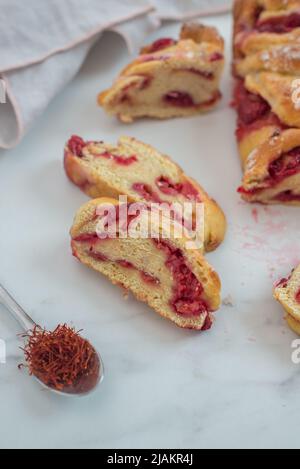 Süße hausgemachte Safran-Babka-Brioche mit Himbeeren Stockfoto