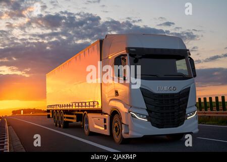 Moderner IVECO S-WAY-Lkw auf der Autobahn Stockfoto