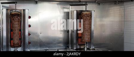 Döner Kebab – Gericht in türkischer Küche. Gebratenes Fleisch für Shawarma im Straßencafé oder Restaurant Stockfoto