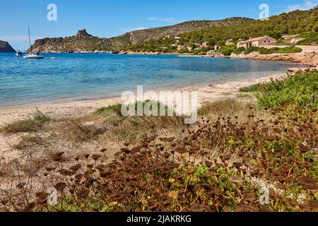 Türkisfarbenes Wasser in der Küstenlandschaft der Insel Cabrera. Balearen. Spanien Stockfoto