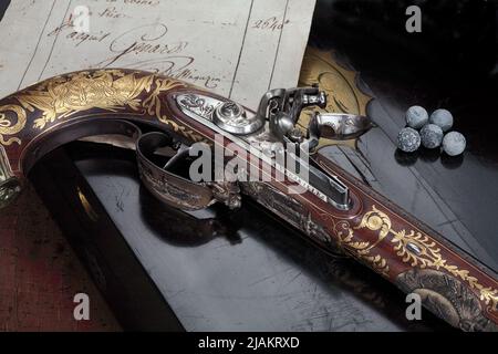 Paar Flintlock-Pistolen mit Gehäuse und Zubehör Boutet, Mikołaj Noël Stockfoto