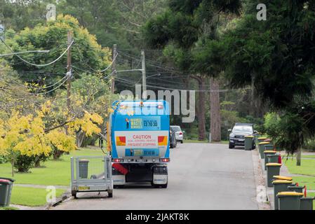 Ein Müllwagen und Sulo-Mülleimer Reihen sich auf einer Straße im nördlichen Vorort Normanhurst in Australien in Sydney an Stockfoto