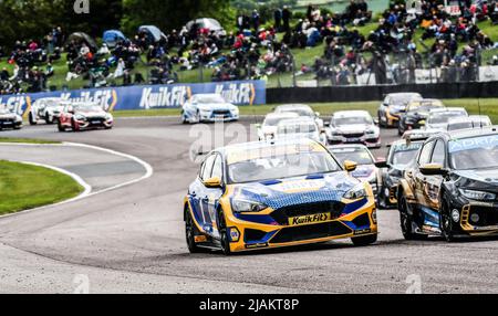 Ashley, Ash, Sutton fahren den Ford Focus NAPA Racing UK, Auto in Thruxton im Mai 2022 bei den British Touring Cars, BTCC wird Dritter bei allen 3 Rennen Stockfoto