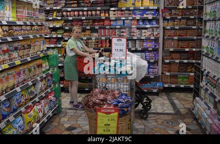 (220531) -- ISTANBUL, 31. Mai 2022 (Xinhua) -- Ein Kunde kauft in einem Supermarkt in Istanbul, Türkei, 26. Mai 2022. Die jährliche Inflationsrate der Türkei stieg im April auf 69,97 Prozent und erreichte damit ein hoch von zwei Jahrzehnten, teilte das türkische Statistische Institut am 5. Mai mit. Der höchste jährliche Preisauftrieb war im Transportsektor mit 105,86 Prozent, während die Kosten für Lebensmittel und alkoholfreie Getränke um 89,1 Prozent stiegen, hieß es. Die Türkei befindet sich in Finanzkrisen, die seit Jahrzehnten nicht mehr zu sehen sind, und die türkische Lira verliert im vergangenen Jahr aufgrund der COVID-19-Pandemie die Hälfte ihres Wertes. Der Russland-Ukraine-Konflikt al Stockfoto