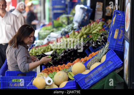 (220531) -- ISTANBUL, 31. Mai 2022 (Xinhua) -- Ein Kunde kauft Gemüse an einem Stand in Istanbul, Türkei, 26. Mai 2022. Die jährliche Inflationsrate der Türkei stieg im April auf 69,97 Prozent und erreichte damit ein hoch von zwei Jahrzehnten, teilte das türkische Statistische Institut am 5. Mai mit. Der höchste jährliche Preisauftrieb war im Transportsektor mit 105,86 Prozent, während die Kosten für Lebensmittel und alkoholfreie Getränke um 89,1 Prozent stiegen, hieß es. Die Türkei befindet sich in Finanzkrisen, die seit Jahrzehnten nicht mehr zu sehen sind, und die türkische Lira verliert im vergangenen Jahr aufgrund der COVID-19-Pandemie die Hälfte ihres Wertes. Die russisch-ukrainische CO Stockfoto