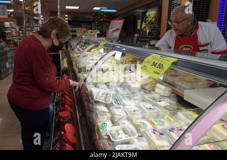 (220531) -- ISTANBUL, 31. Mai 2022 (Xinhua) -- Ein Kunde kauft in einem Supermarkt in Istanbul, Türkei, 26. Mai 2022. Die jährliche Inflationsrate der Türkei stieg im April auf 69,97 Prozent und erreichte damit ein hoch von zwei Jahrzehnten, teilte das türkische Statistische Institut am 5. Mai mit. Der höchste jährliche Preisauftrieb war im Transportsektor mit 105,86 Prozent, während die Kosten für Lebensmittel und alkoholfreie Getränke um 89,1 Prozent stiegen, hieß es. Die Türkei befindet sich in Finanzkrisen, die seit Jahrzehnten nicht mehr zu sehen sind, und die türkische Lira verliert im vergangenen Jahr aufgrund der COVID-19-Pandemie die Hälfte ihres Wertes. Der Russland-Ukraine-Konflikt al Stockfoto