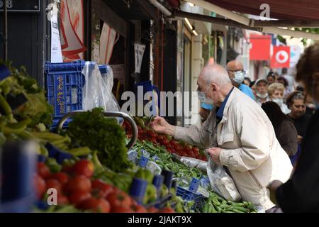 (220531) -- ISTANBUL, 31. Mai 2022 (Xinhua) -- Ein Kunde kauft Gemüse an einem Stand in Istanbul, Türkei, 26. Mai 2022. Die jährliche Inflationsrate der Türkei stieg im April auf 69,97 Prozent und erreichte damit ein hoch von zwei Jahrzehnten, teilte das türkische Statistische Institut am 5. Mai mit. Der höchste jährliche Preisauftrieb war im Transportsektor mit 105,86 Prozent, während die Kosten für Lebensmittel und alkoholfreie Getränke um 89,1 Prozent stiegen, hieß es. Die Türkei befindet sich in Finanzkrisen, die seit Jahrzehnten nicht mehr zu sehen sind, und die türkische Lira verliert im vergangenen Jahr aufgrund der COVID-19-Pandemie die Hälfte ihres Wertes. Russland-Ukraine Stockfoto