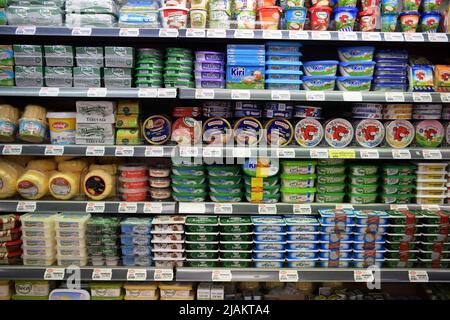 (220531) -- ISTANBUL, 31. Mai 2022 (Xinhua) -- das Foto vom 26. Mai 2022 zeigt einen Stand für Milchprodukte in einem Supermarkt in Istanbul, Türkei. Die jährliche Inflationsrate der Türkei stieg im April auf 69,97 Prozent und erreichte damit ein hoch von zwei Jahrzehnten, teilte das türkische Statistische Institut am 5. Mai mit. Der höchste jährliche Preisauftrieb war im Transportsektor mit 105,86 Prozent, während die Kosten für Lebensmittel und alkoholfreie Getränke um 89,1 Prozent stiegen, hieß es. Die Türkei befindet sich in Finanzkrisen, die seit Jahrzehnten nicht mehr zu sehen sind, und die türkische Lira verliert im vergangenen Jahr aufgrund der COVID-19-Pandemie die Hälfte ihres Wertes. Der Stockfoto