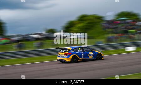 Ashley, Ash, Sutton fahren den Ford Focus NAPA Racing UK, Auto in Thruxton im Mai 2022 bei den British Touring Cars, BTCC wird Dritter bei allen 3 Rennen Stockfoto