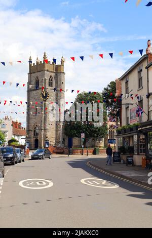 Die High Street, Alcester, Warwickshire, geschmückt mit Fahnen und Verhängungen zum Gedenken an das Platin-Jubiläum von Königin Elizabeth II., Juni 2022 Stockfoto