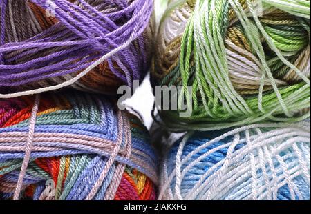 Nahaufnahme von bunten Wollgarnkugeln Stockfoto