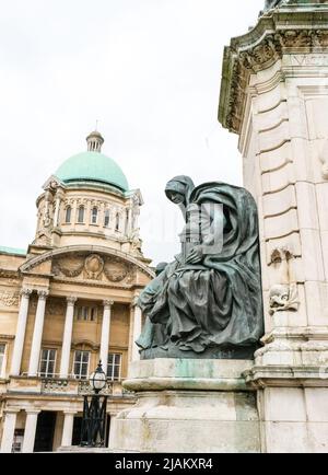 Hull, East Yorkshire, Großbritannien. 21. Mai 2022 Eine bronzene Statue am Fuße des Queen Victoria-Denkmals, die ein kuppelförmiges Gebäude in Anlehnung an das Rathaus beherbergt Stockfoto