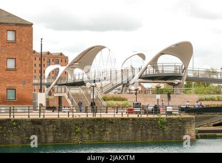 Hull, East Yorkshire, Großbritannien. 21. Mai 2022 Murdoch's Connection ist eine neue Fußgängerbrücke, die 2021 eröffnet wurde und die Stadt mit dem Yachthafen verbindet Stockfoto