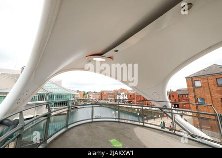 Hull, East Yorkshire, Großbritannien. 21. Mai 2022 Murdoch's Connection ist eine neue Fußgängerbrücke, die 2021 eröffnet wurde und die Stadt mit dem Yachthafen verbindet Stockfoto