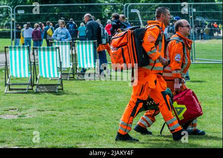 London, Großbritannien. 31.. Mai 2022. Sanitäter des fortgeschrittenen Trauma-Teams kehren zur Air Ambulance zurück, während das Leben im Sommer in Parks andauert - die Londoner Feuerwehr, die Polizei und der Rettungsdienst, einschließlich der Air Ambulance, nehmen an einem Vorfall an der Green Park U-Bahnstation Teil. Kredit: Guy Bell/Alamy Live Nachrichten Stockfoto