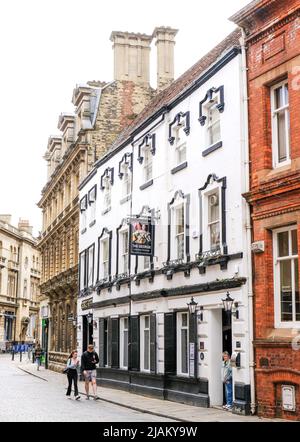 Hull, East Yorkshire, Großbritannien. 21. Mai 2022 Blick hinunter das neugierig benannte Land des grünen Ingwer mit einem Paar, das am George Inn vorbeikommt Stockfoto