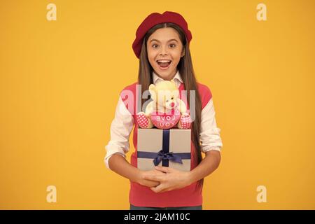 Stauned Kind hat Geburtstag. Teenager-Schönheit gehen einkaufen. Tween und Jugend. Kaufen Sie ein Geschenk. Stockfoto