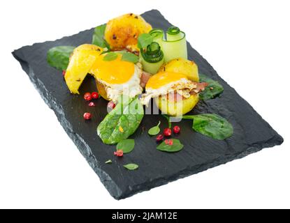 Kartoffelburger mit Wachtelei Stockfoto