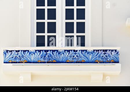Detail der Dekoration in Azulejos Fliesen um die Fenster an der Fassade des alten Bahnhofs in Aveiro, Portugal Stockfoto