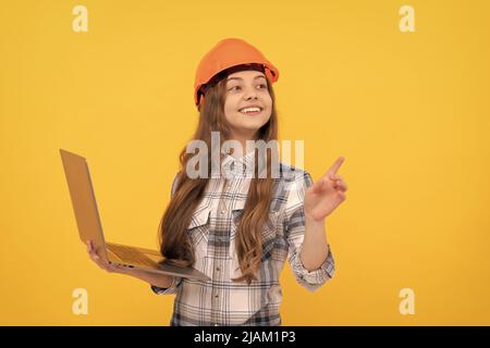 Webinar. Happy Child Worker tragen Hardhut. Kindheit Online-Bildung. Happy Labor Day Stockfoto