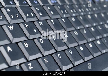 Nahaufnahme einer modernen Computertastatur. Nahansicht eines Business-Arbeitsplatzes mit drahtloser Computertastatur. Draufsicht Stockfoto