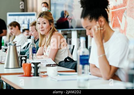 Worms, Deutschland. 31.. Mai 2022. Genija Rykova (l.) und Gina Haller nehmen am Beginn der Proben für das diesjährige Nibelungen Festival an der Leseprobe Teil. Gegründet 2002, werden die diesjährigen Spiele vom 15. Bis 31. Juli das Stück 'hildensaga. Ein königinnendrama' präsentieren. Quelle: Uwe Anspach/dpa/Alamy Live News Stockfoto