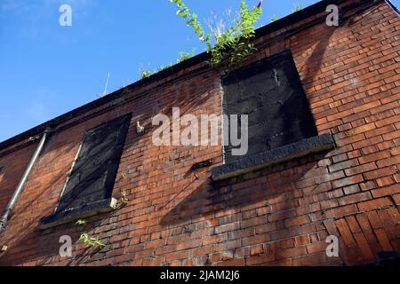 Verdeckte Häuser in der Benburb St., Dublin, an der Luas-Linie, in der Nähe von Collins Barracks, dem Nationalmuseum. Ein Großteil der Umgebung wurde bereits neu besehen Stockfoto