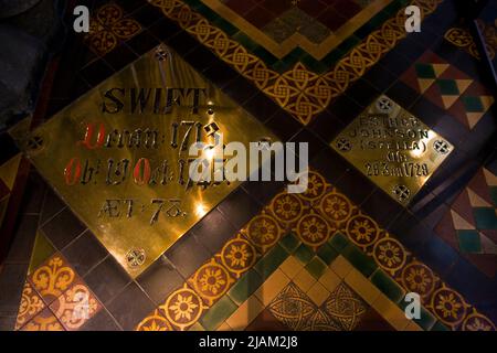 Gedenktafel für die Grabstätte von Jonathan Swift, St. Patrick's Cathedral, Dublin. Dean Swift war der Autor von Gullivers Reisen. Daneben ist burie Stockfoto