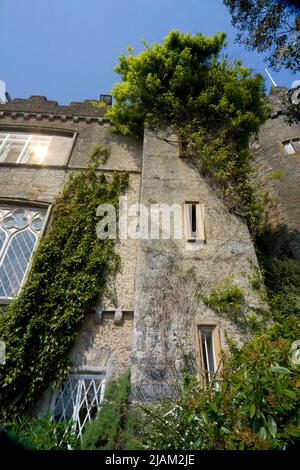 Malahide Castle ist eine normannische Struktur in der nördlichen Grafschaft Dublin, Irland. Es liegt auf 250 Hektar Parkland in der hübschen Küstenstadt Malahide. Stockfoto