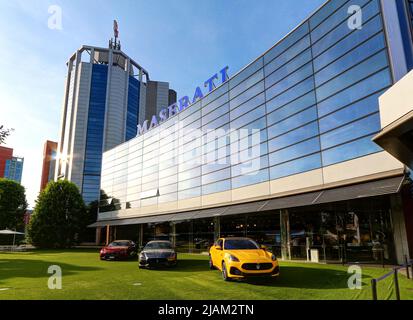 Modena, Italien, Mai 2022, Maserati Autos vor dem Werkshalle, Motor Valley Ausstellung Stockfoto