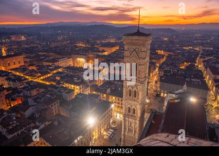 Giottos Glockenturm in Florenz, Italien von oben in der Abenddämmerung. Stockfoto