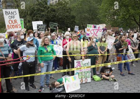 Menschenmassen am Union Square in New York sprechen sich vor dem Obersten Gerichtshof aus, um die Entscheidung von Roe vs. Wade, wonach die Verfassung der Vereinigten Staaten die Freiheit einer Schwangeren schützt, sich für eine Abtreibung ohne übermäßige staatliche Beschränkungen zu entscheiden, nicht zu kimmen. Stockfoto