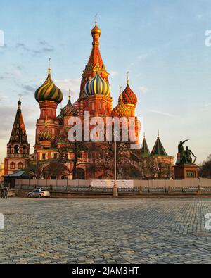 Blick auf den Roten Platz mit Wassilewski Abstieg in Moskau, Russland. Die Basilius-Kathedrale ist die Hauptattraktion von Moskau, Russland. Kathedrale Von Fürbitte Stockfoto