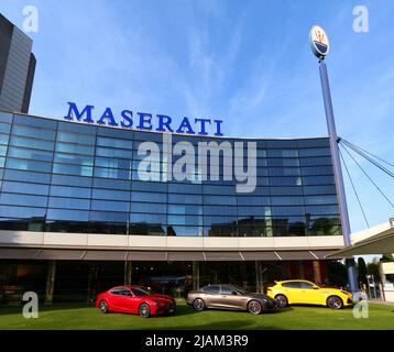 Modena, Italien, Mai 2022, Maserati Autos vor dem Werkshalle, Motor Valley Ausstellung Stockfoto