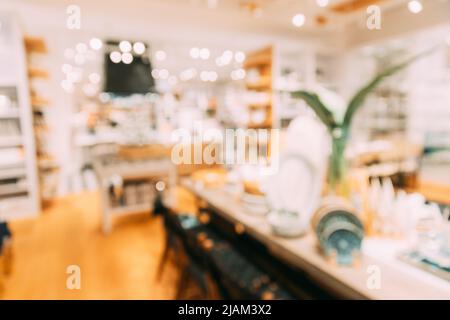 Wohnaccessoires und Haushaltsprodukte für Esszimmer im Laden des Einkaufszentrums. Blick auf den wunderschön gedeckten Tisch. Wohnaccessoires von Geschirr auf Stockfoto