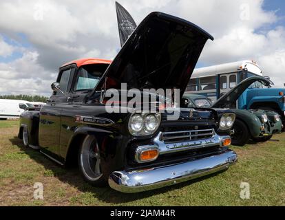 Drei Viertel Vorderansicht eines Hot Rod, basierend auf einem 1958, Chevrolet Apache, leichten LKW, auf der Deal Classic Car Show 2022 zu sehen Stockfoto