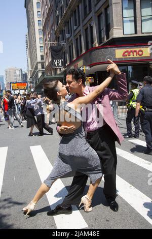 Die New York City Dance Parade schlängelt sich am Broadway in New York City entlang. Tango am Broadway. Stockfoto